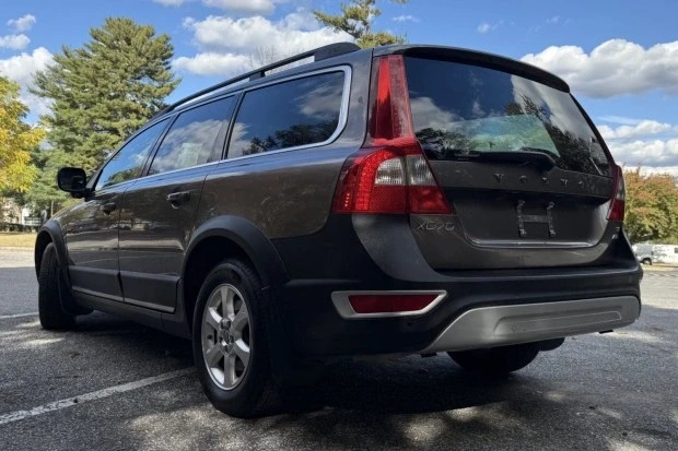 2010 Volvo XC70 3rd Gen - Image 2 of 8