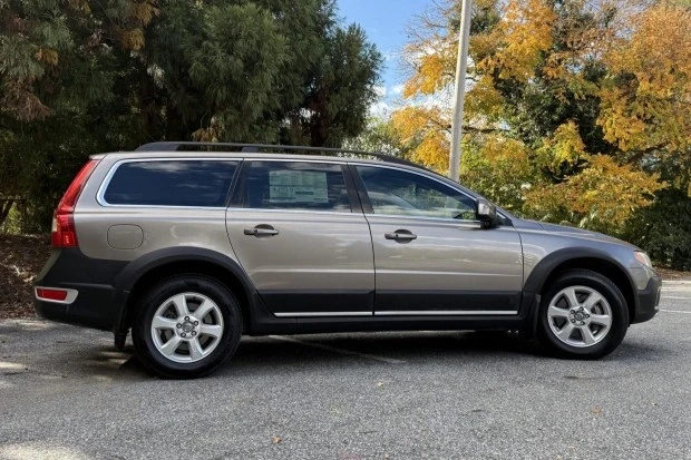 2010 Volvo XC70 3rd Gen - Image 3 of 8