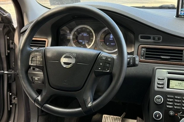 2010 Volvo XC70 3rd Gen - Image 5 of 8
