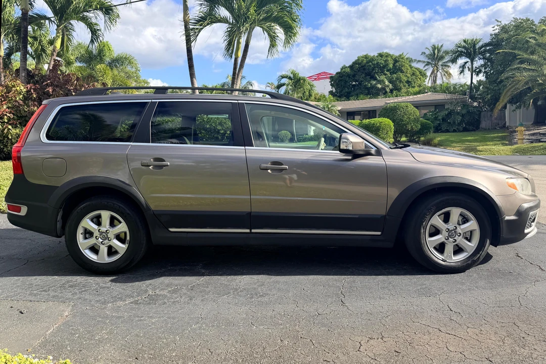 2010 Volvo XC70 3rd Gen - Image 3 of 31