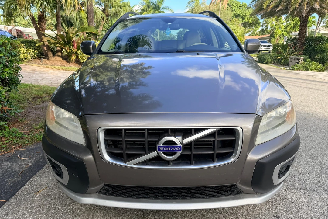 2010 Volvo XC70 3rd Gen - Image 2 of 31