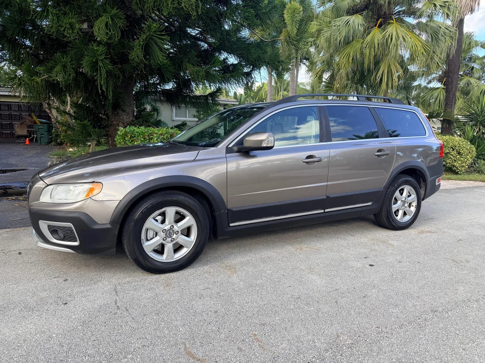 2010 Volvo XC70 3rd Gen - Image 8 of 31