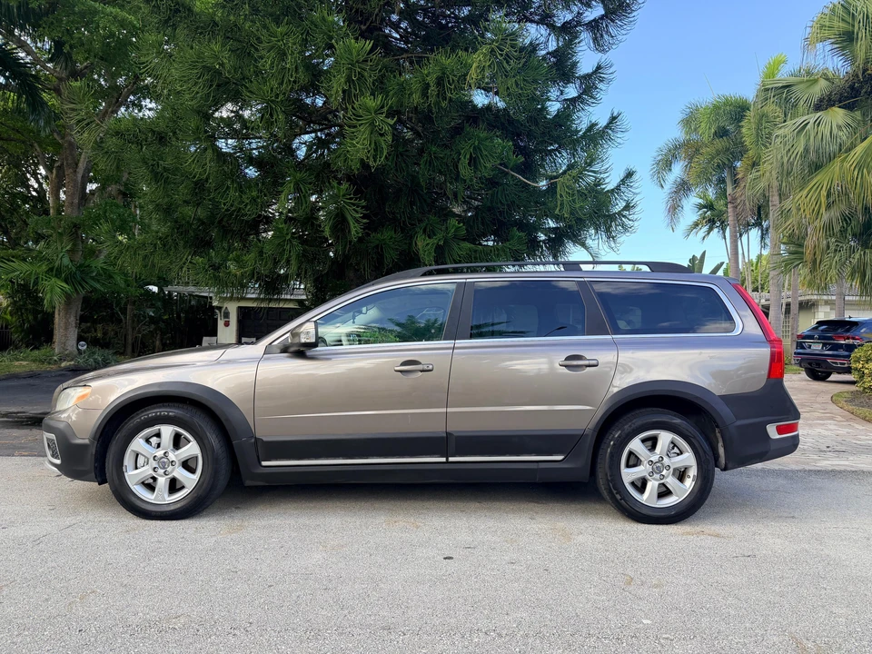 2010 Volvo XC70 3rd Gen - Image 9 of 31