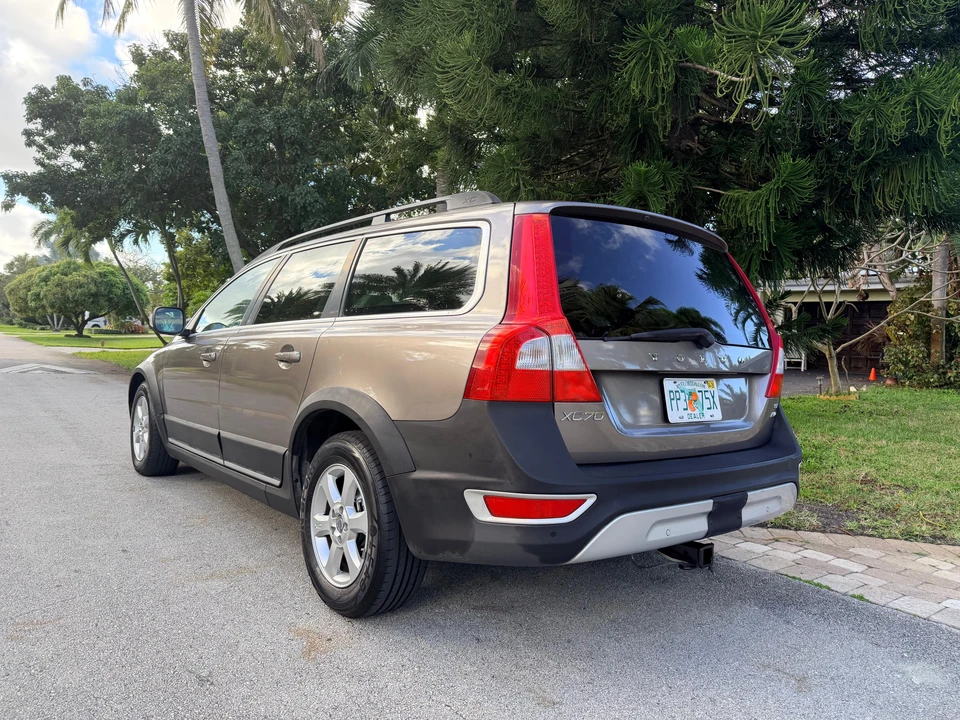 2010 Volvo XC70 3rd Gen - Image 11 of 31