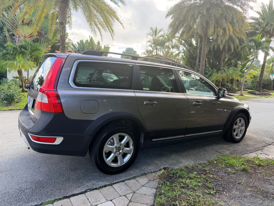 2010 Volvo XC70 3rd Gen - Image 13 of 31