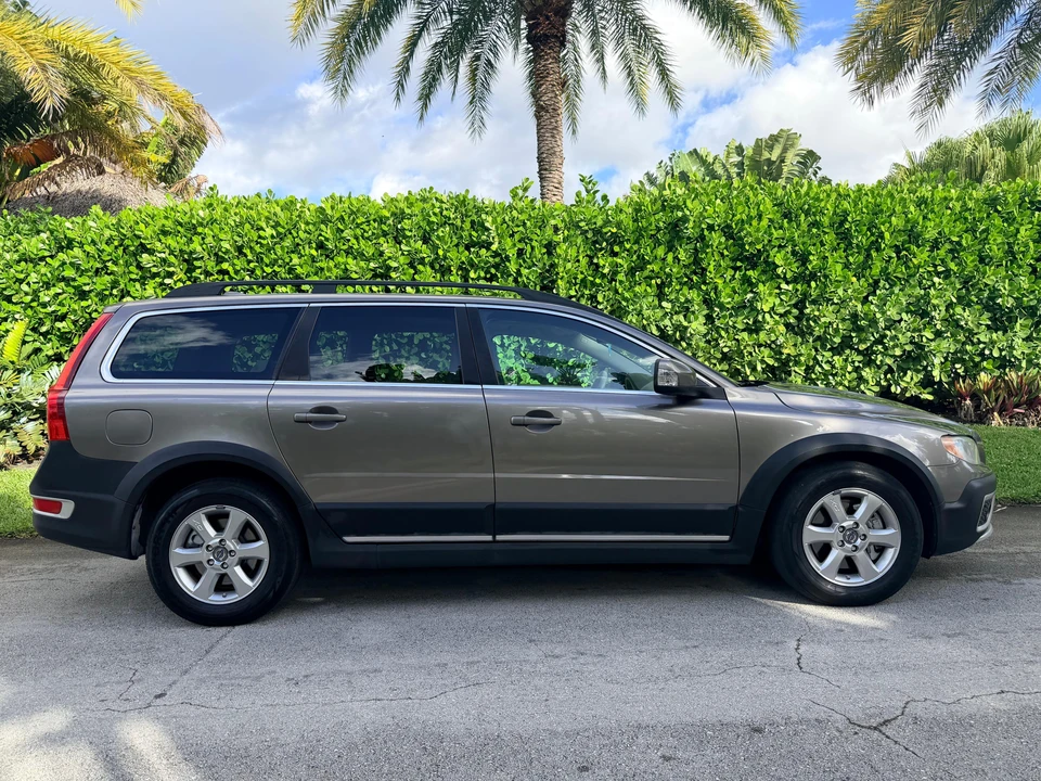 2010 Volvo XC70 3rd Gen - Image 14 of 31
