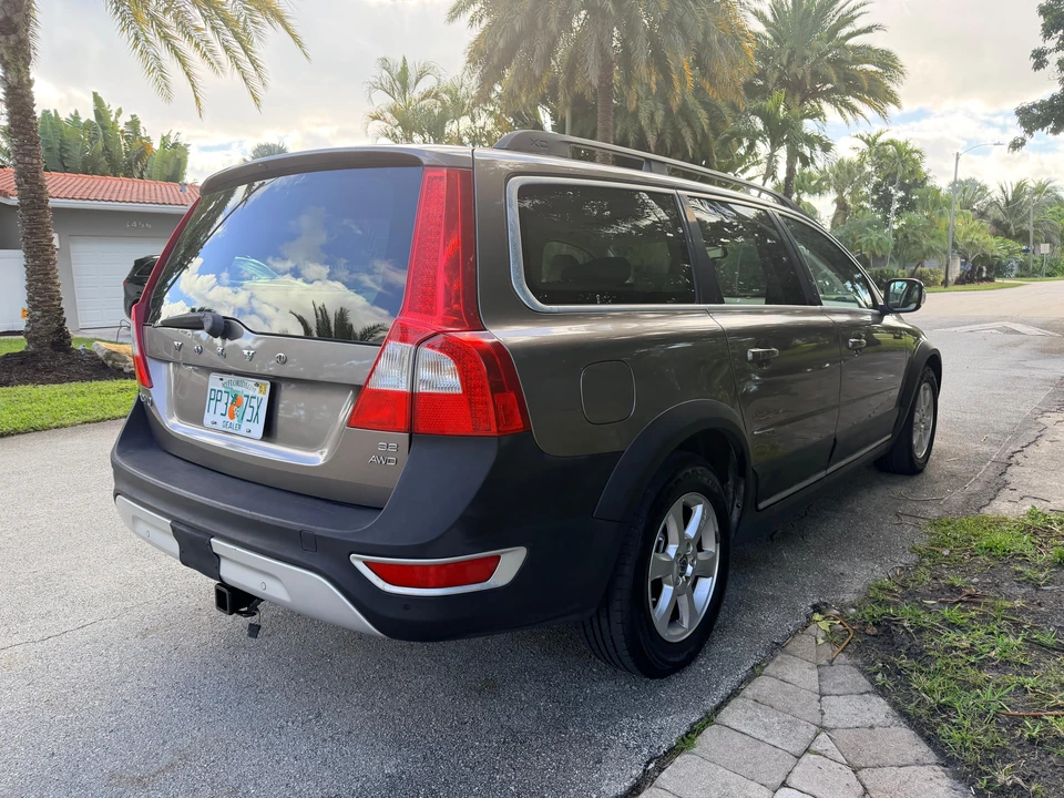 2010 Volvo XC70 3rd Gen - Image 12 of 31