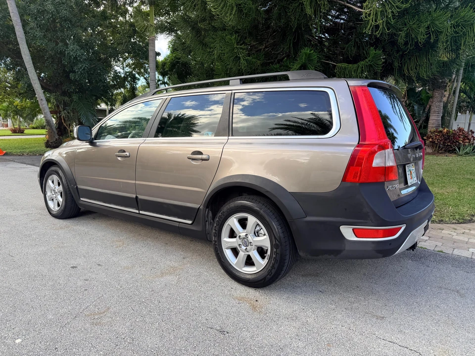 2010 Volvo XC70 3rd Gen - Image 10 of 31