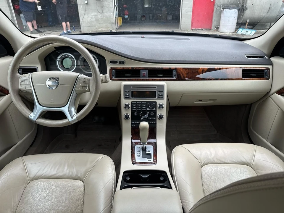 2010 Volvo XC70 3rd Gen - Image 17 of 21