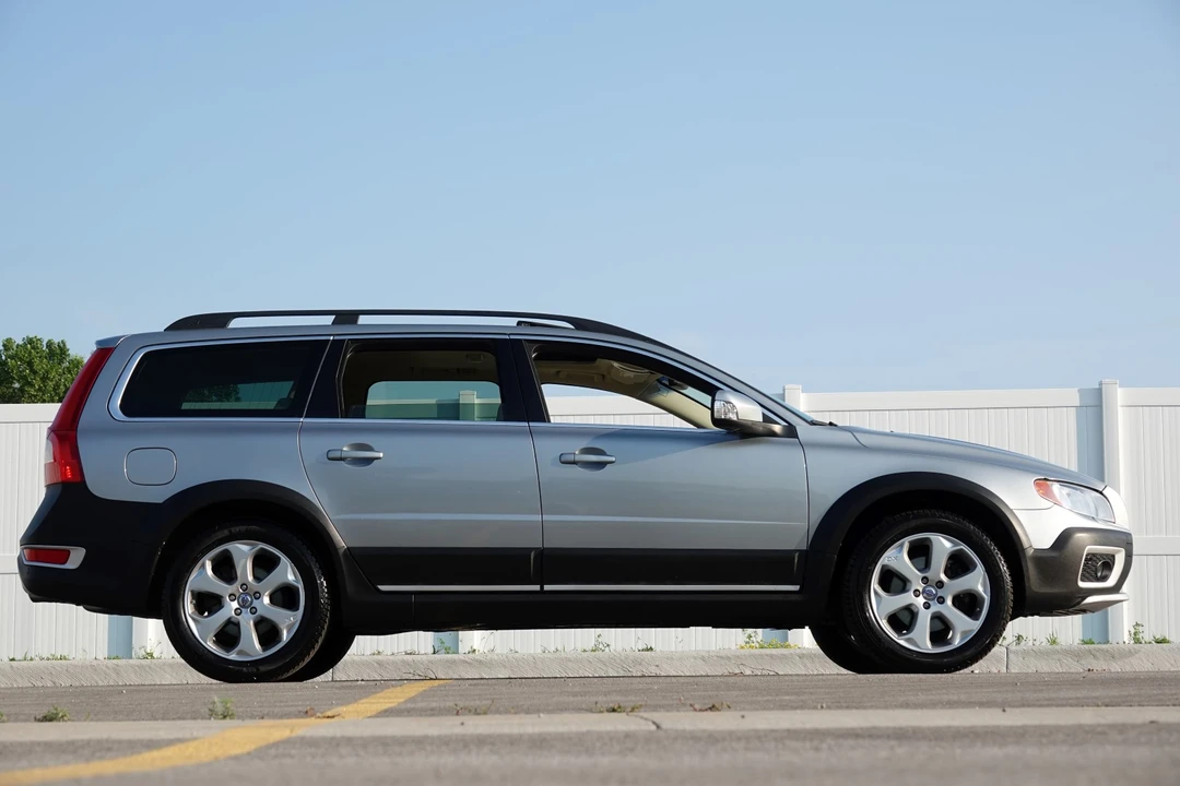 2010 Volvo XC70 3rd Gen - Image 22 of 31