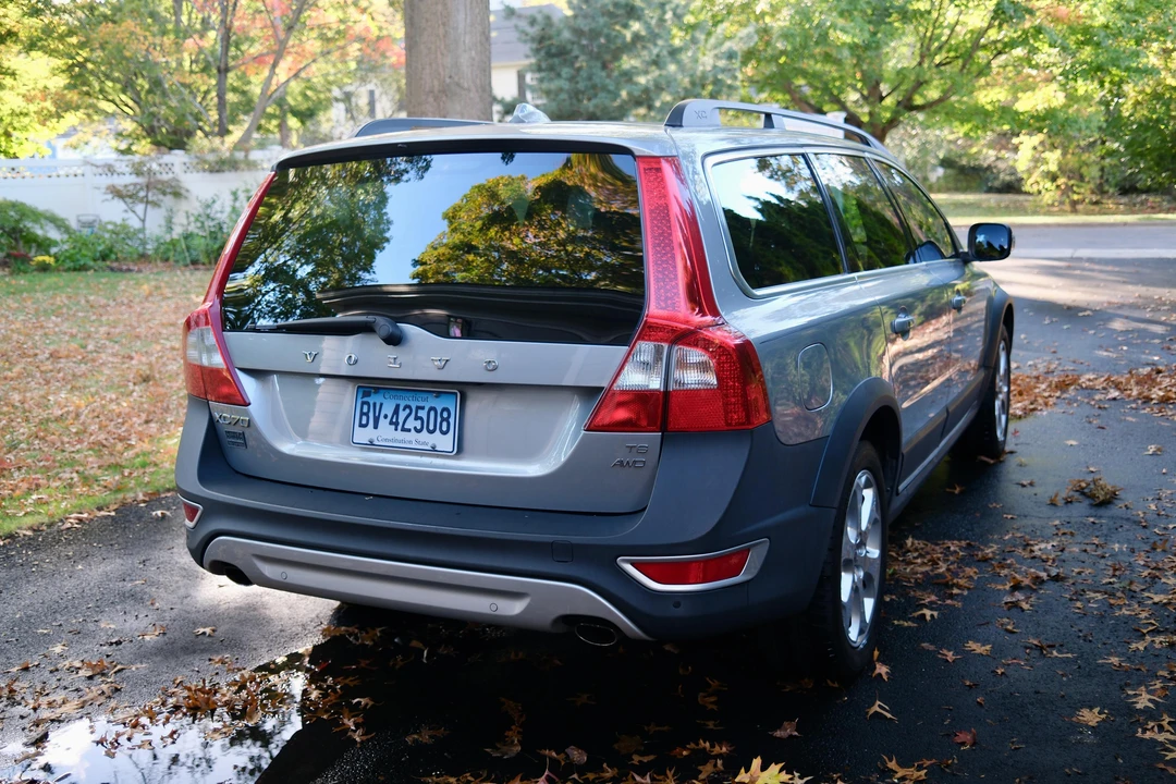 2010 Volvo XC70 3rd Gen - Image 13 of 31