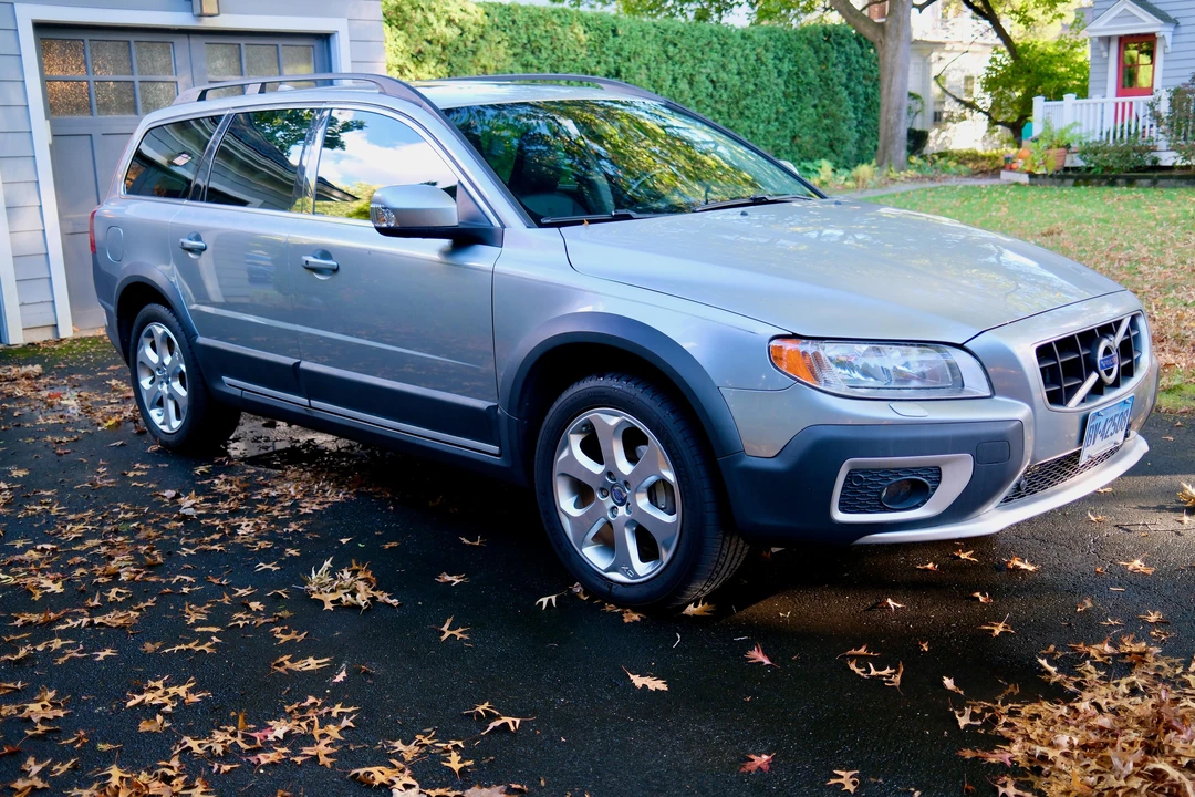 2010 Volvo XC70 3rd Gen - Image 14 of 31