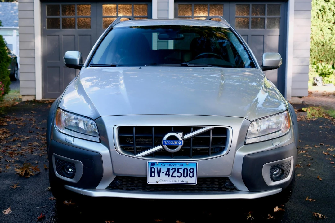 2010 Volvo XC70 3rd Gen - Image 2 of 31