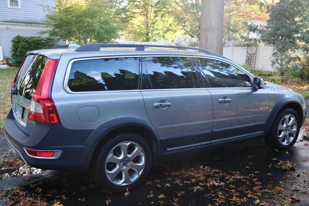 2010 Volvo XC70 3rd Gen - Image 3 of 31
