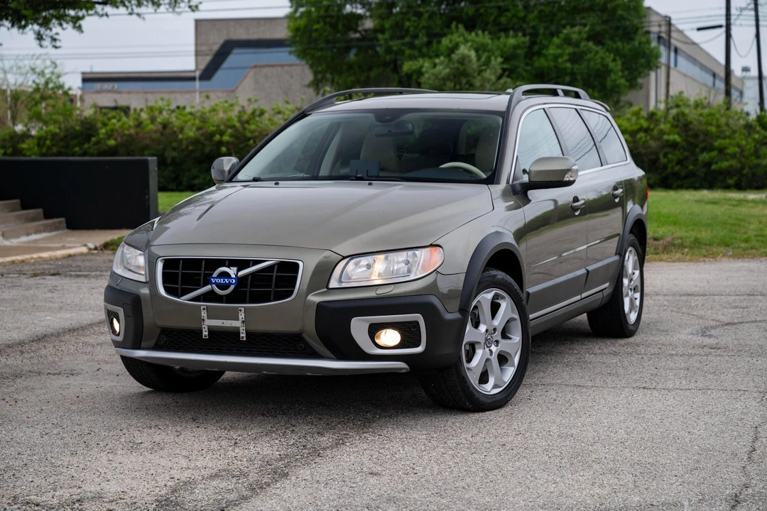 2010 Volvo XC70 3rd Gen - Image 2 of 21