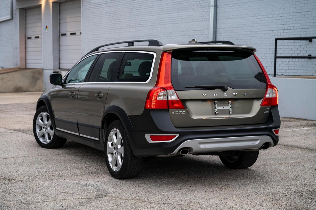 2010 Volvo XC70 3rd Gen - Image 9 of 21