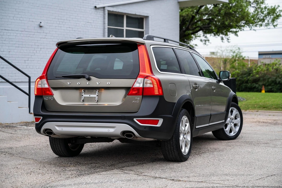 2010 Volvo XC70 3rd Gen - Image 11 of 21