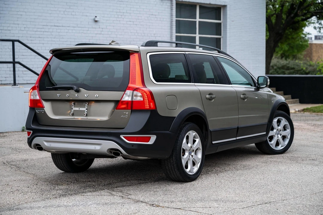 2010 Volvo XC70 3rd Gen - Image 12 of 21