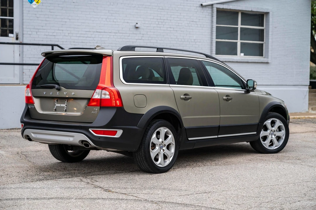 2010 Volvo XC70 3rd Gen - Image 13 of 21