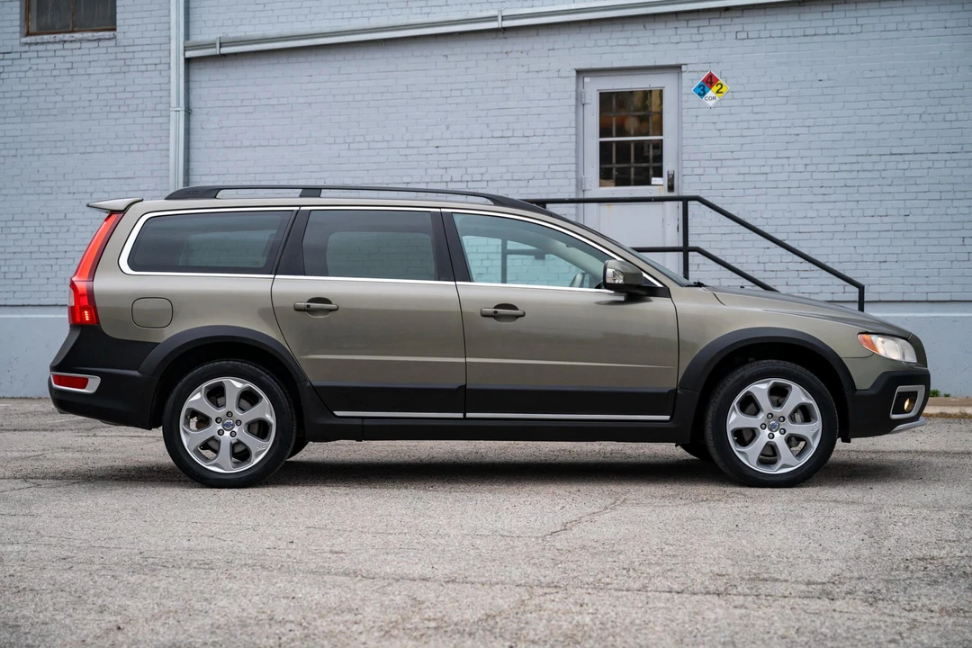 2010 Volvo XC70 3rd Gen - Image 14 of 21