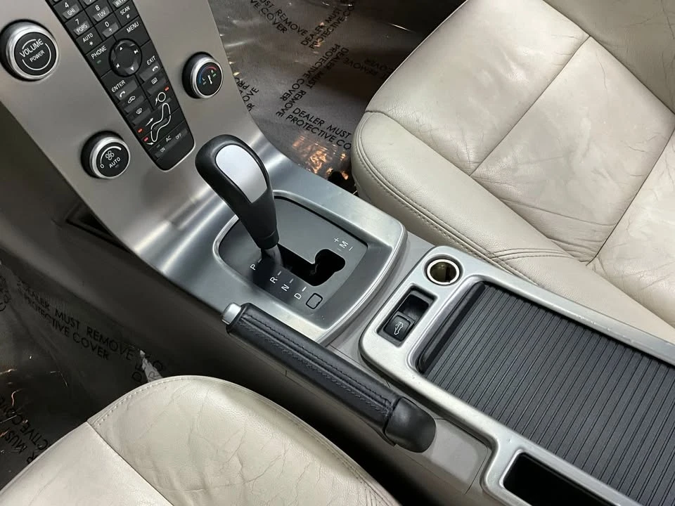 2010 Volvo C70 2nd Gen - Image 13 of 15