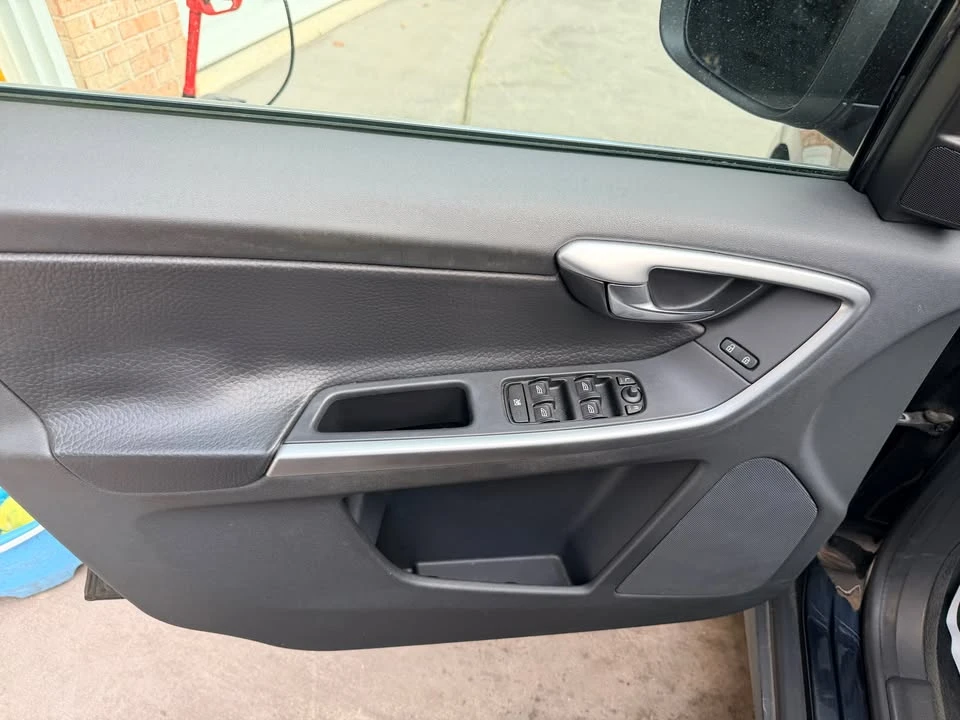 2010 Volvo XC60 1st Gen - Image 5 of 19