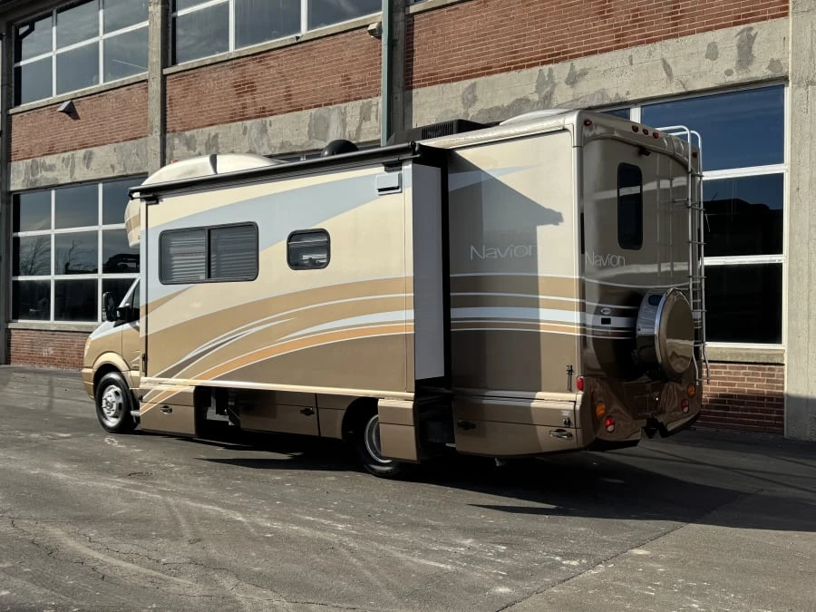 2010 Winnebago - Image 6 of 25