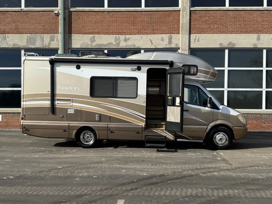 2010 Winnebago - Image 2 of 25