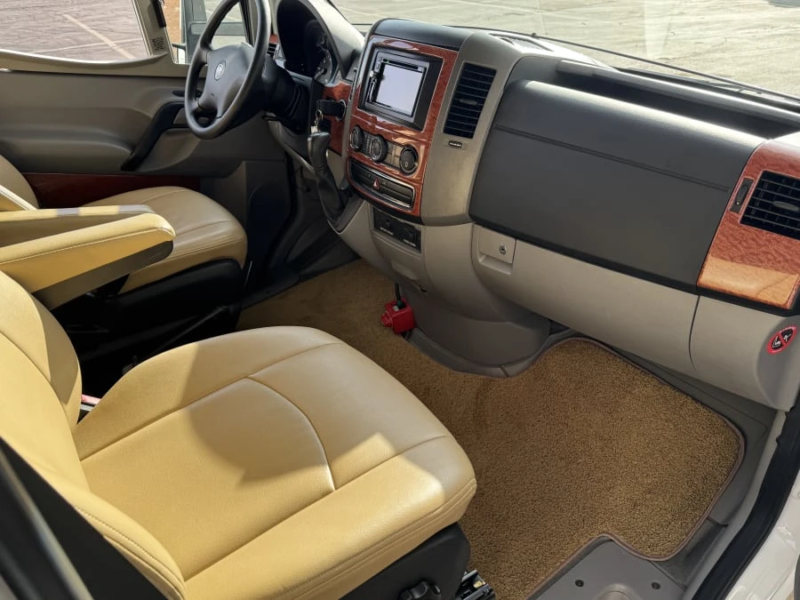 2010 Winnebago - Image 17 of 25