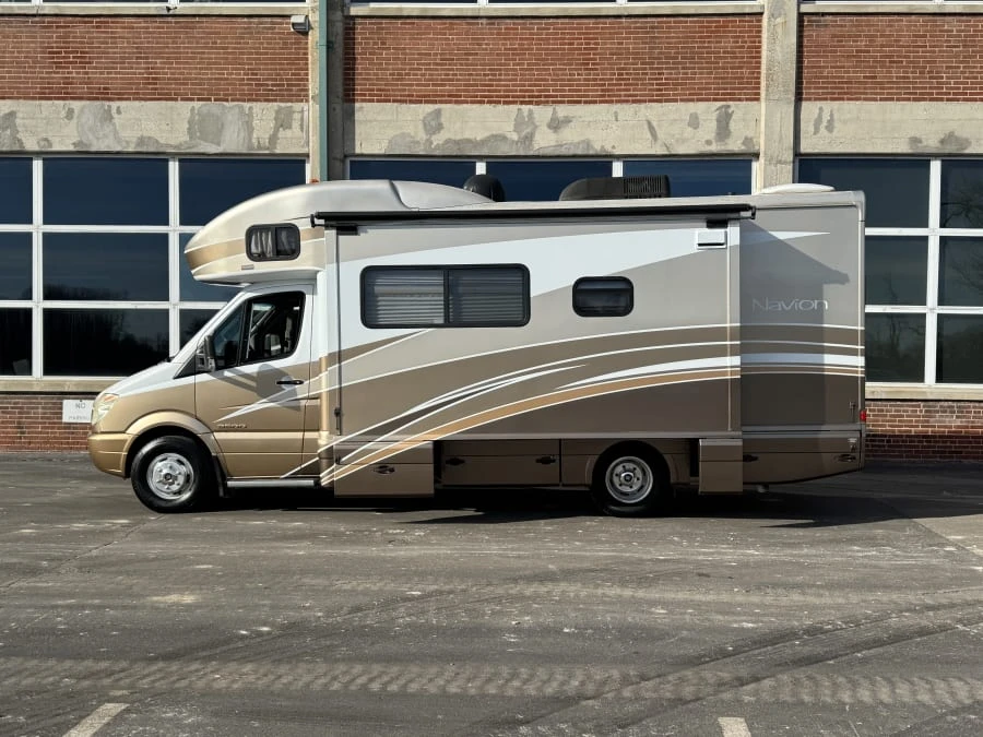 2010 Winnebago - Image 5 of 25