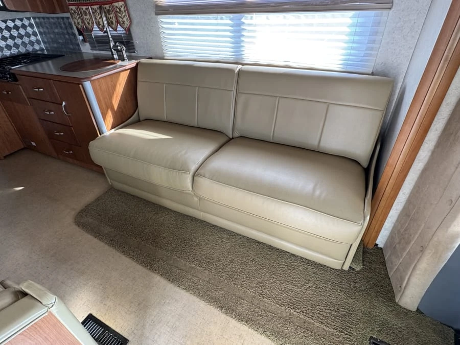 2010 Winnebago - Image 19 of 25