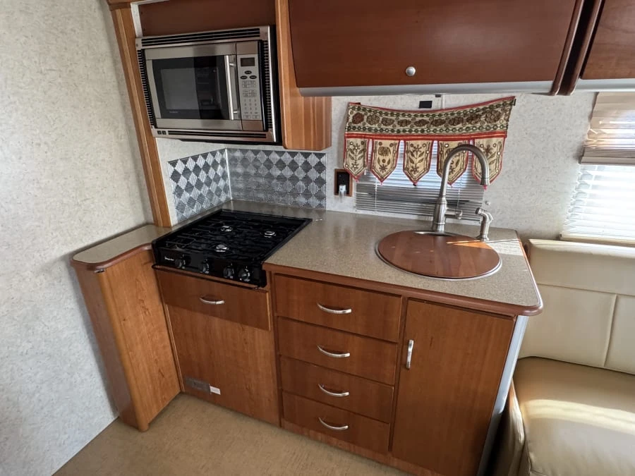 2010 Winnebago - Image 14 of 25