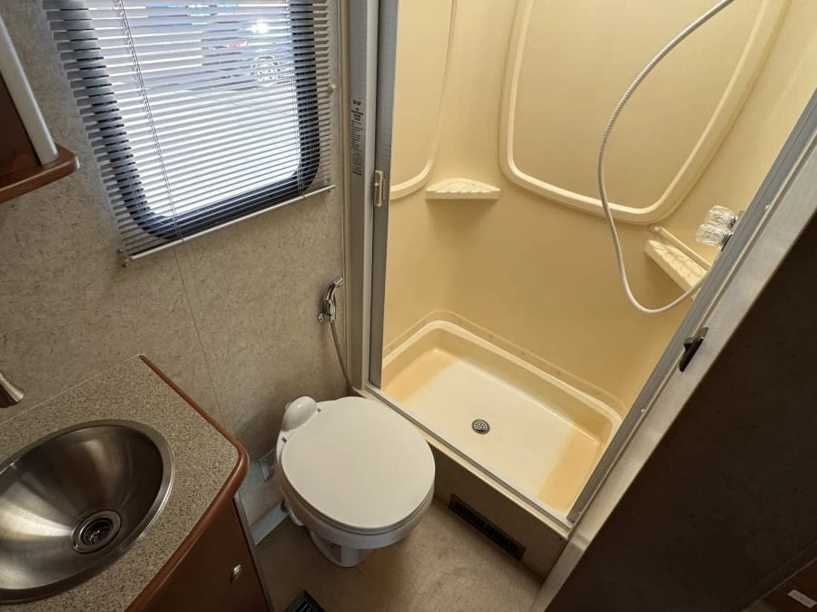 2010 Winnebago - Image 23 of 25