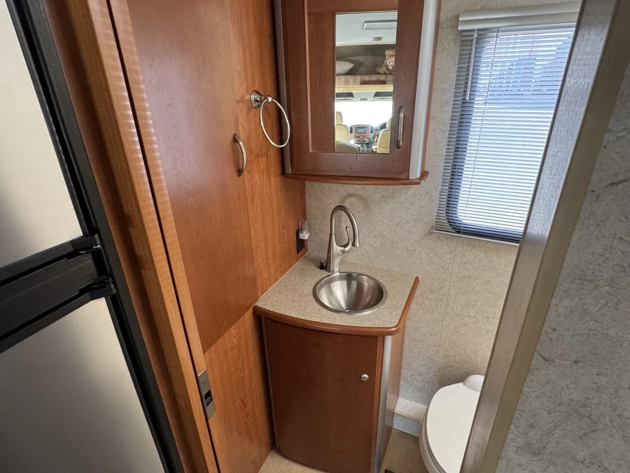 2010 Winnebago - Image 21 of 25
