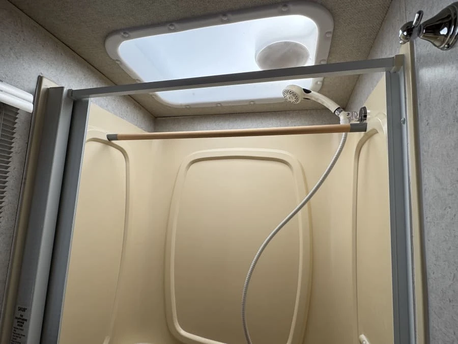2010 Winnebago - Image 22 of 25