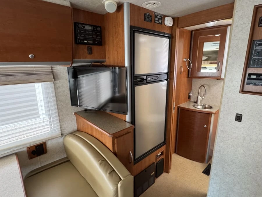 2010 Winnebago - Image 12 of 25