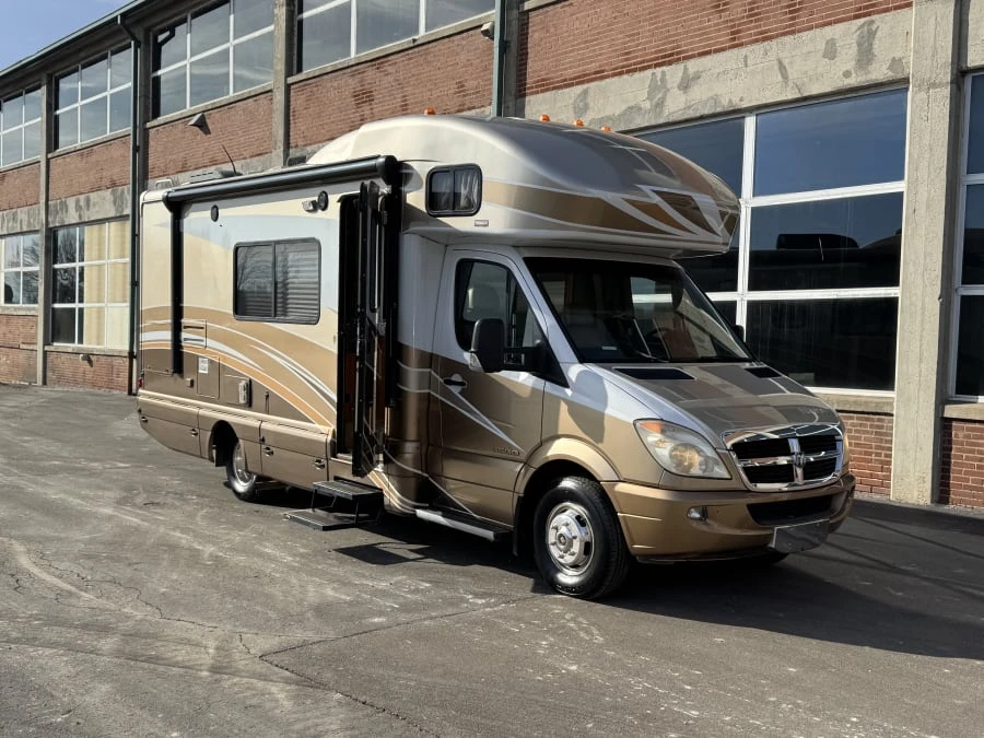 2010 Winnebago - Image 9 of 25