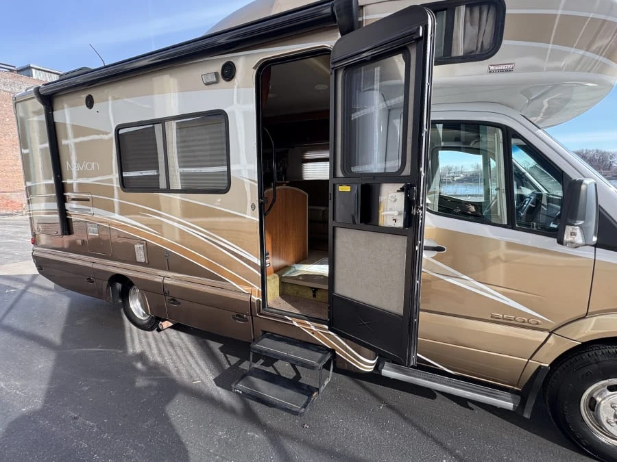 2010 Winnebago - Image 15 of 25