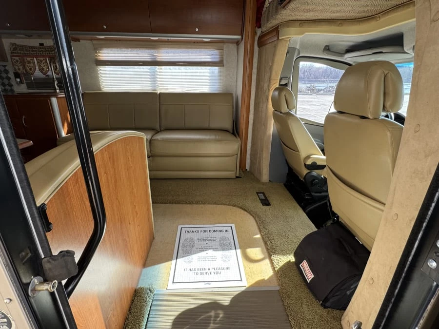 2010 Winnebago - Image 18 of 25