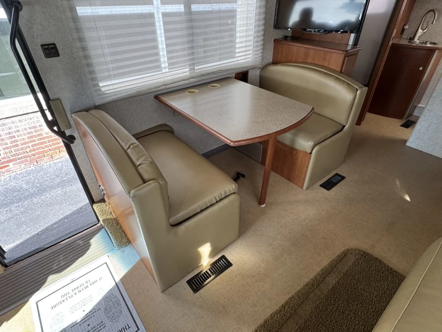 2010 Winnebago - Image 20 of 25