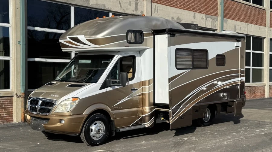2010 Winnebago - Image 4 of 25