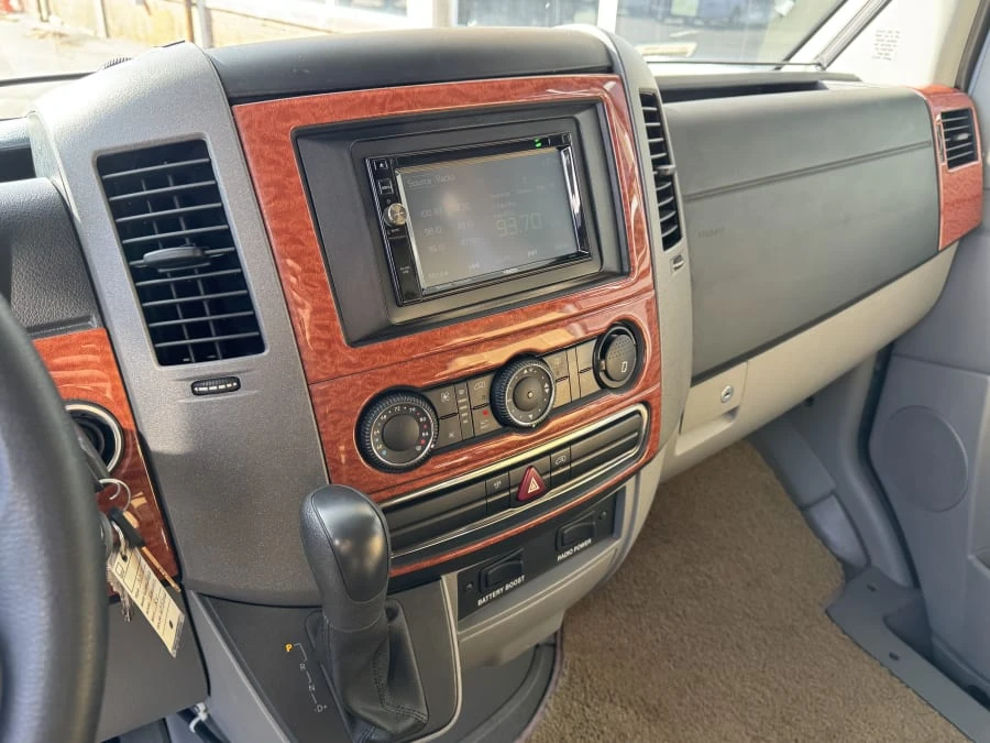 2010 Winnebago - Image 16 of 25