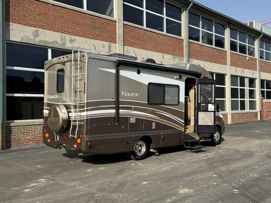 2010 Winnebago - Image 3 of 25