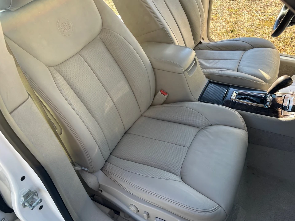 2010 Cadillac DTS - Image 13 of 20