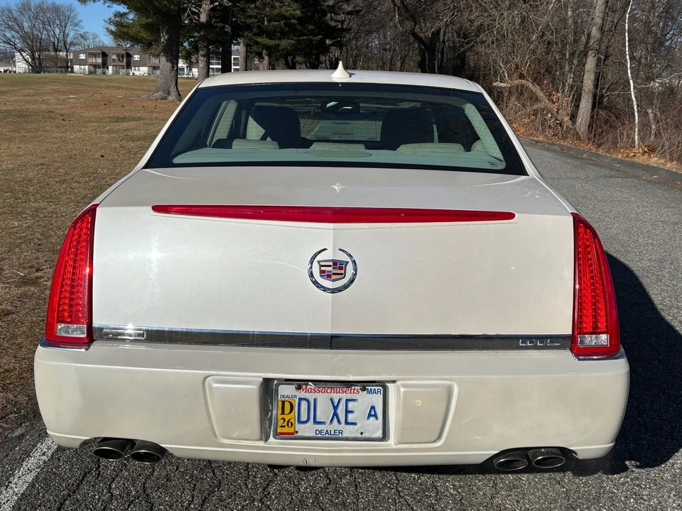 2010 Cadillac DTS - Image 7 of 20