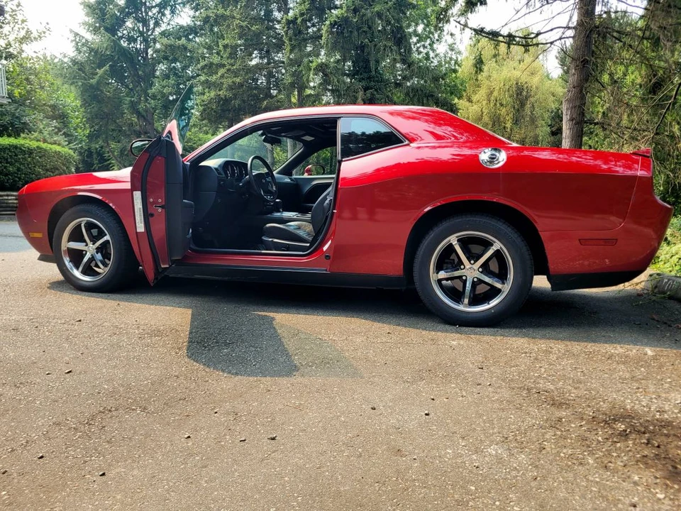 2010 Dodge Challenger 3rd Gen - Image 3 of 10