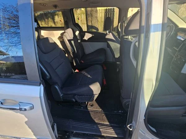 2010 Dodge Caravan - Image 9 of 11