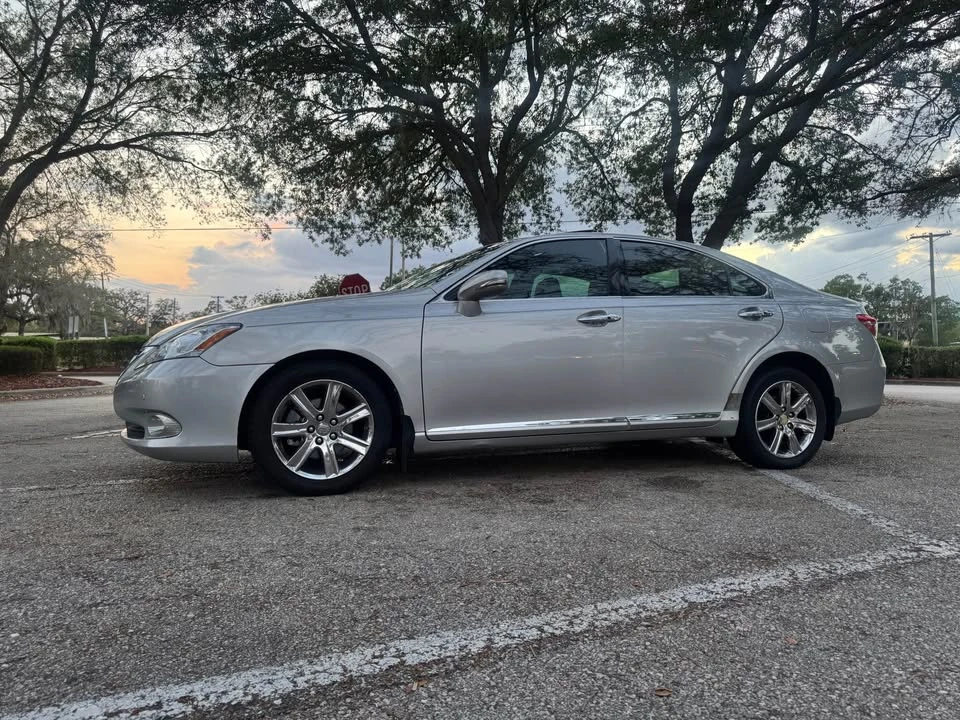 2010 Lexus ES 5th Gen - Image 5 of 10