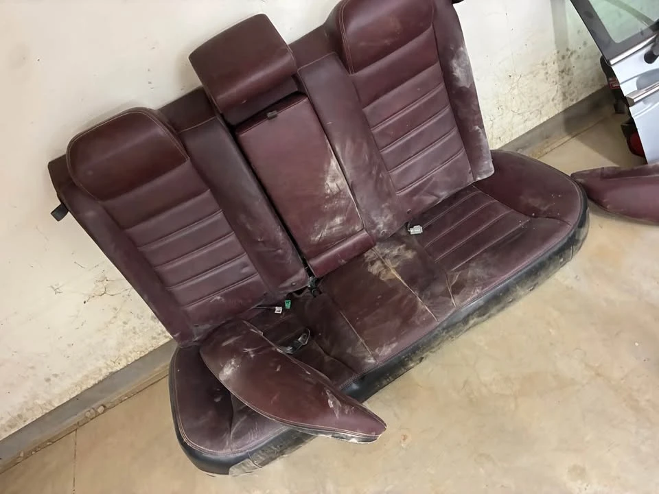 2011 Parts & Memorabilia Seats & Interior - Image 3 of 3