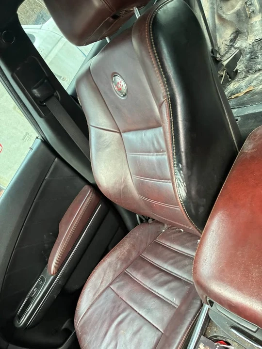2011 Parts & Memorabilia Seats & Interior - Image 2 of 3